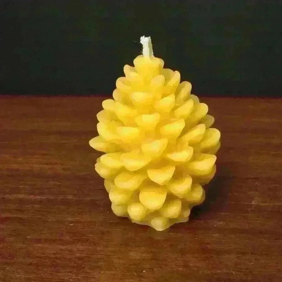 100% Medium Pinecone Beeswax Candle - Picture 2 of 5